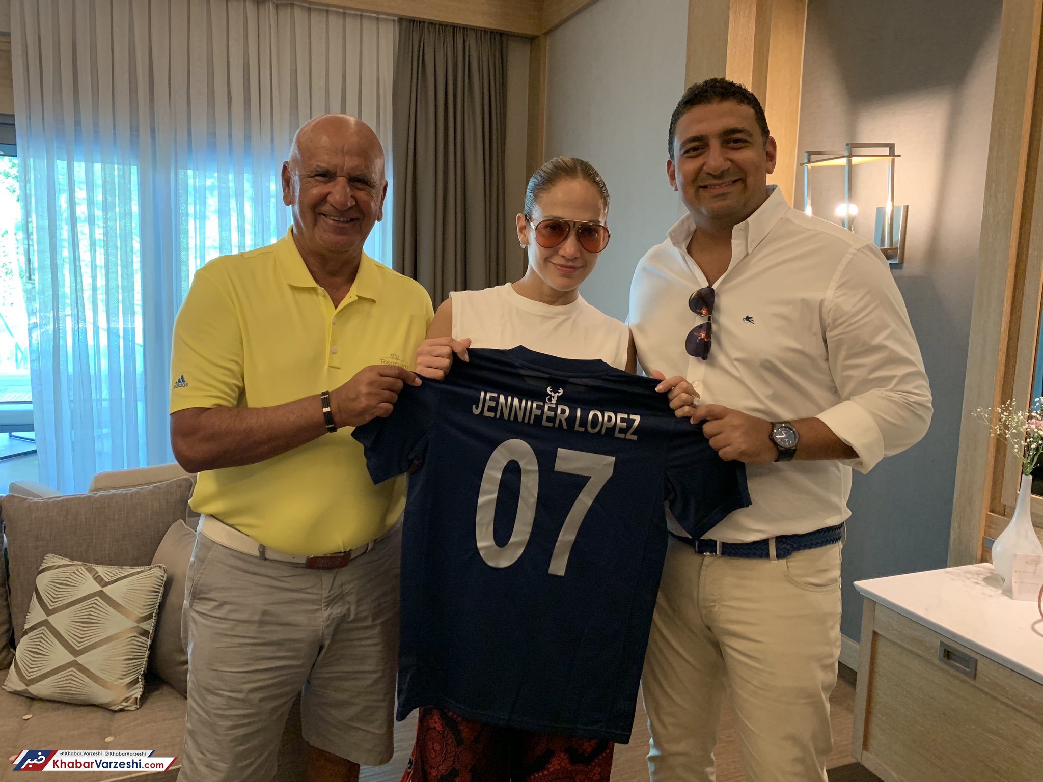 عکس| اهدای شماره 7 به خواننده محبوب