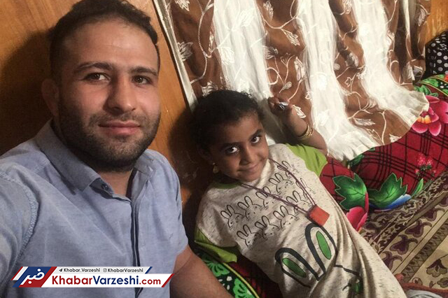 دیدار قهرمانان کشتی با دختری که خواهرش را از دهان تمساح بیرون کشید