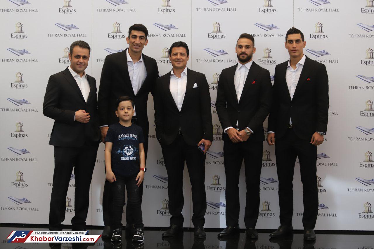 عکس| حضور آرایشگر فوتبالیست‌ها و سلفی‌بگیر‌ها در مراسم بهترین‌ها