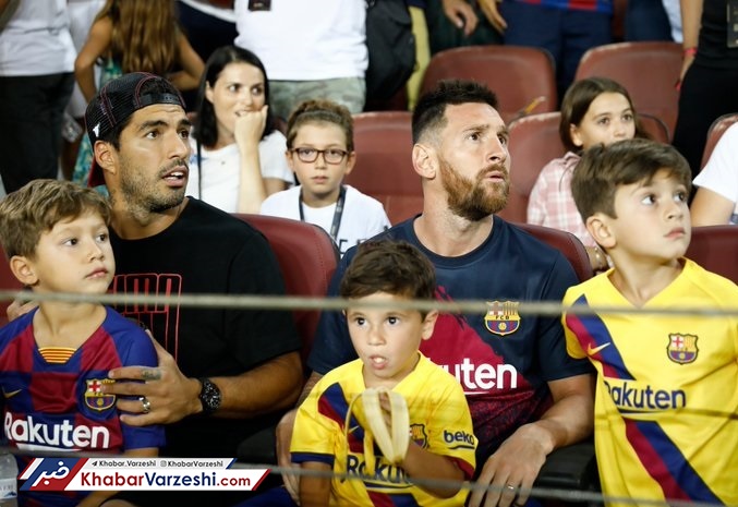 عکس| مسی و سوارس خانوادگی روی سکو