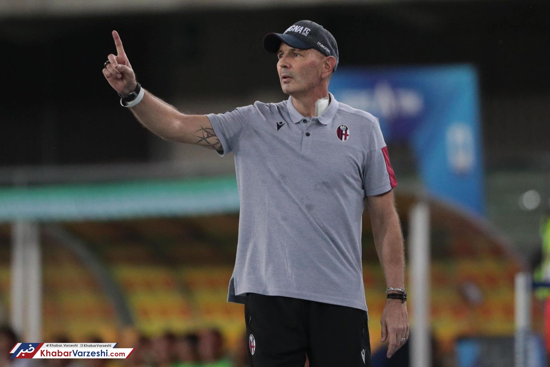 مربی مبتلا به سرطان به نیمکت تیمش برمی‌گردد