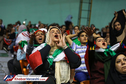 زمانی زنان با چادر به ورزشگاه‌ها می‌آمدند