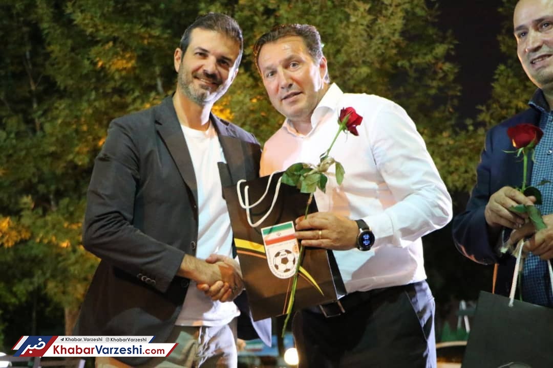 عکس| هدیه ویلموتس به مربیان استقلال و پرسپولیس