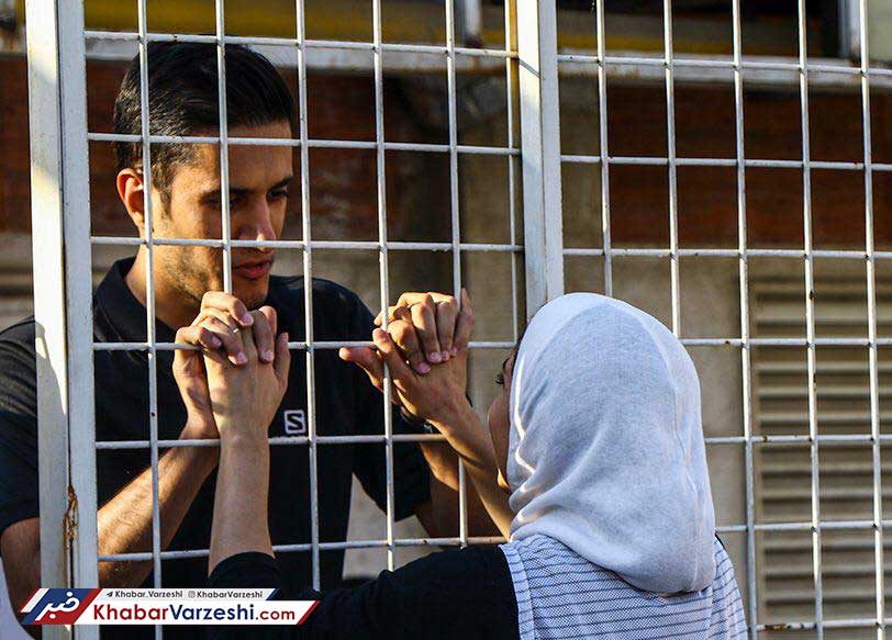 عکس| تقسیم شادی با همسر، از پشت میله‌ها!