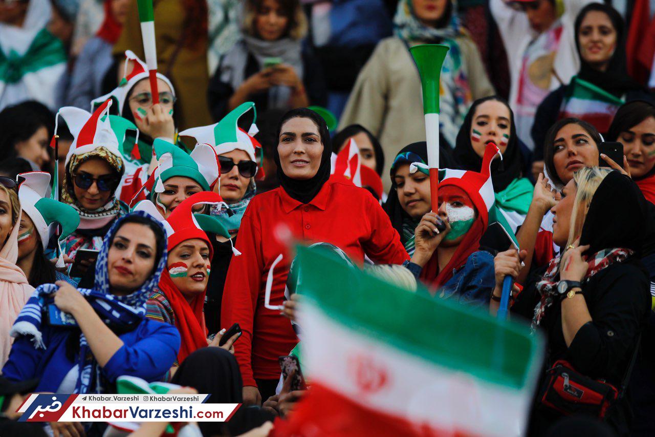 شادمانی قهرمانان رزمی روی سکو‌های آزادی