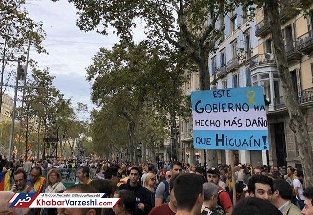 عکس روز| پای ستاره آرژانتینی به اعتراضات کاتالونیا کشیده شد!