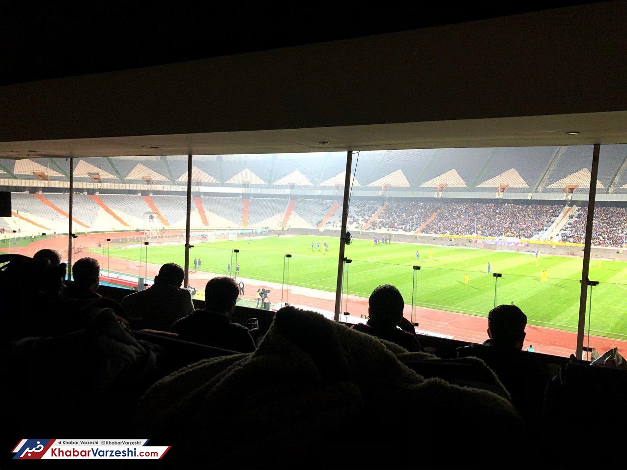 عکس| باز هم برق ورزشگاه رفت!