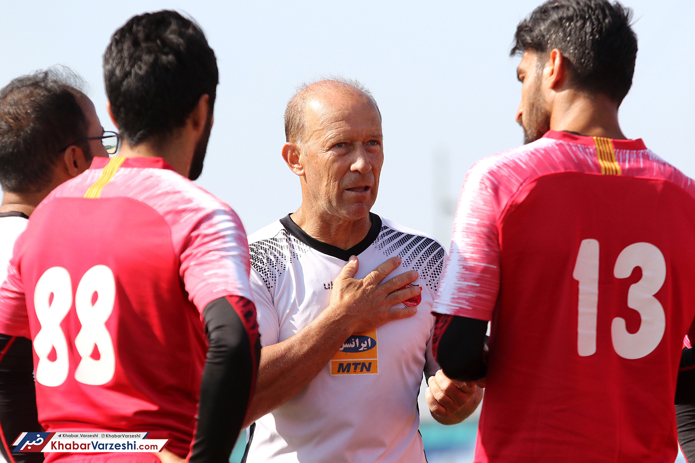 آقای کالدرون! همین بازیکنان باید برایت جام بیاورند