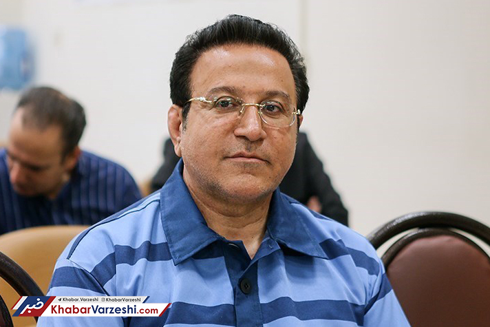 حسین هدایتی با دستبند در دادگاه حاضر شد