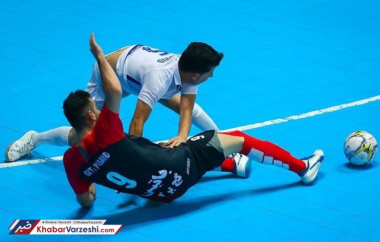 رویارویی برادران در سالن