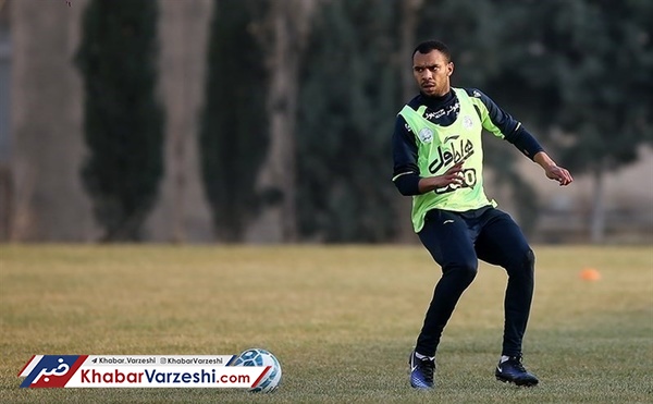 شکایت 400 هزار دلاری جانواریو از استقلال به فیفا