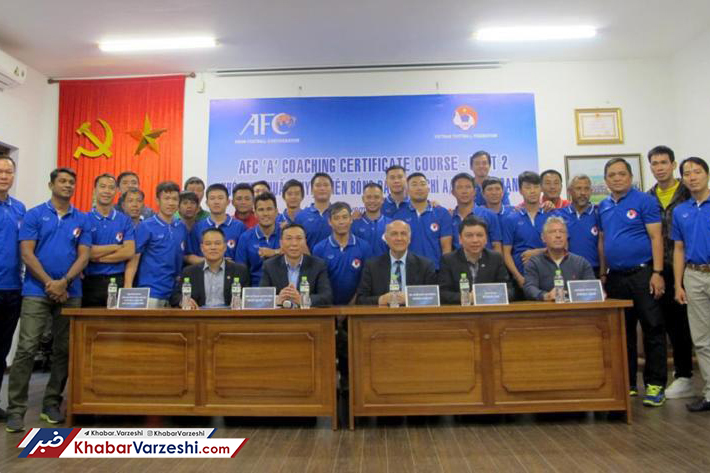 عکس| مربی آلمانی در کلاس مربیگری مدرس ایرانی