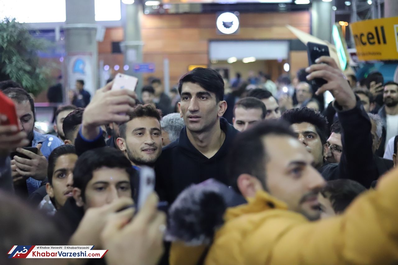 گزارش تصویری| بازگشت بیرانوند در میان استقبال هواداران در فرودگاه