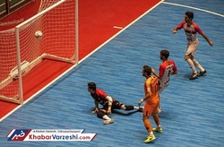 مس در صدر جدول لیگ ماند