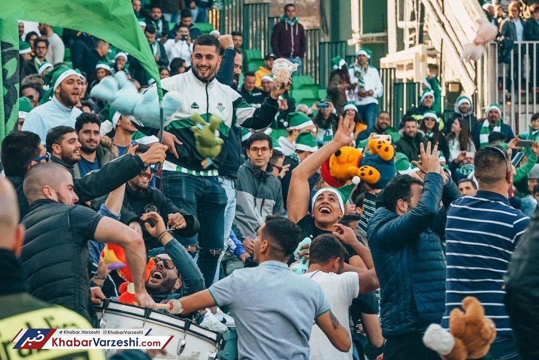 عکس| باران اسباب‌بازی در زمین فوتبال!