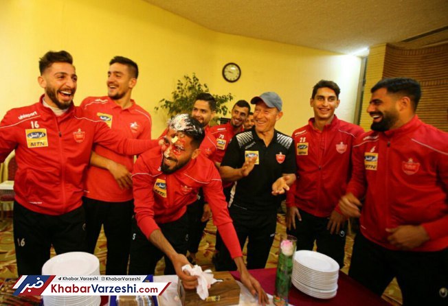 ⁧⁨تصاویر| جشن تولد بشار در اردوی پرسپولیس