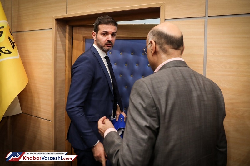 استرا: برایم بلیت بگیرید با مدیربرنامه و وکیلم به تهران می‌آیم