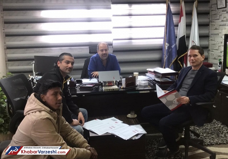 عکس| بازیکن ۷۵ ساله قرارداد بست!