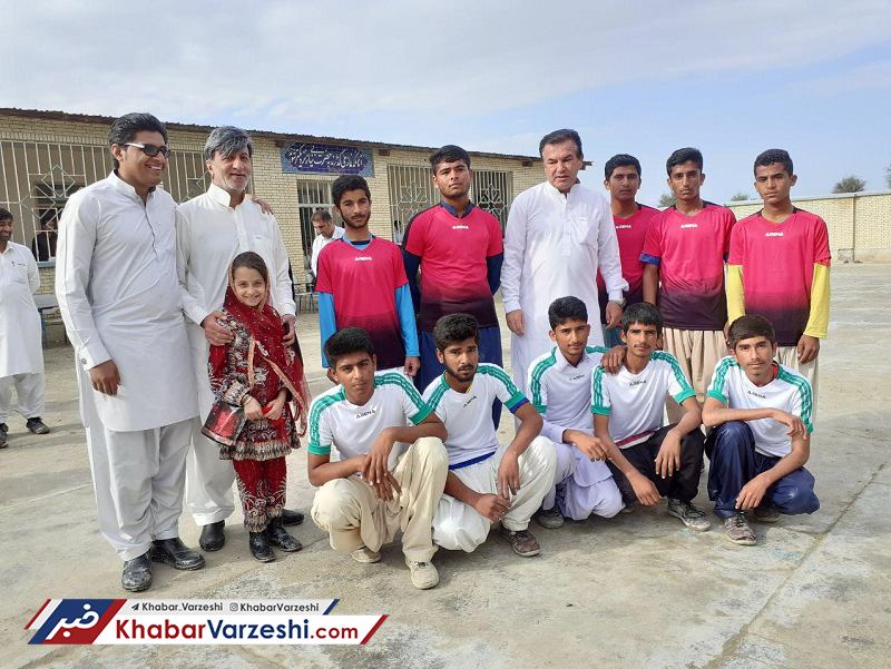 تصاویر| فوتبال بازی کردن استیلی با جوانان سیل‌زده سیستان و بلوچستان