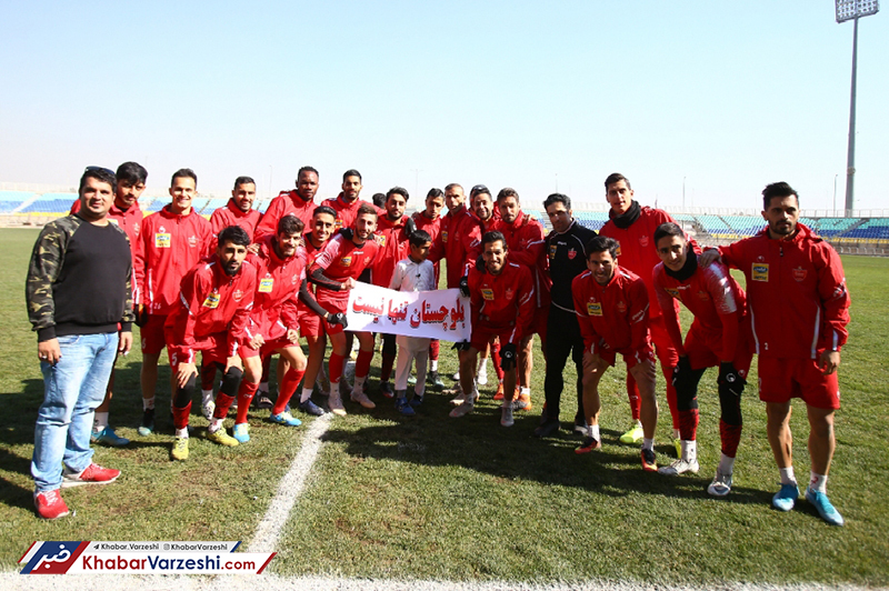 عکس| مهمان ویژه در تمرین پرسپولیس و همدردی بازیکنان با سیستان و بلوچستان