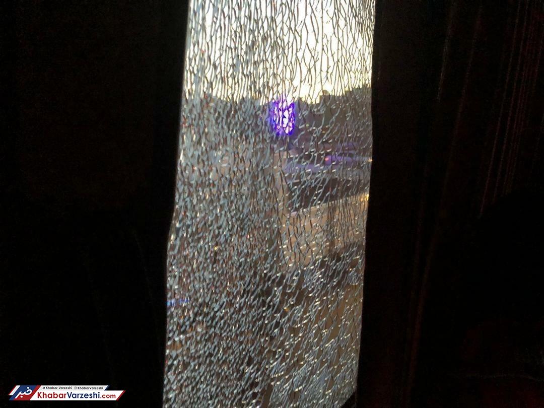 عکس| شیشه اتوبوس پرسپولیسی‌ها را شکستند