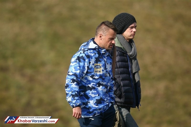 دستیار شفر هم از استقلال شکایت کرد