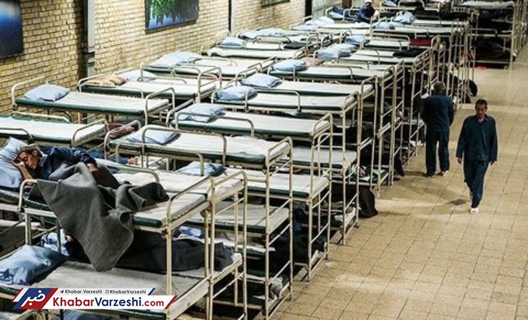 عکس| توزیع مواد ضدعفونی کننده توسط قهرمانان کشتی