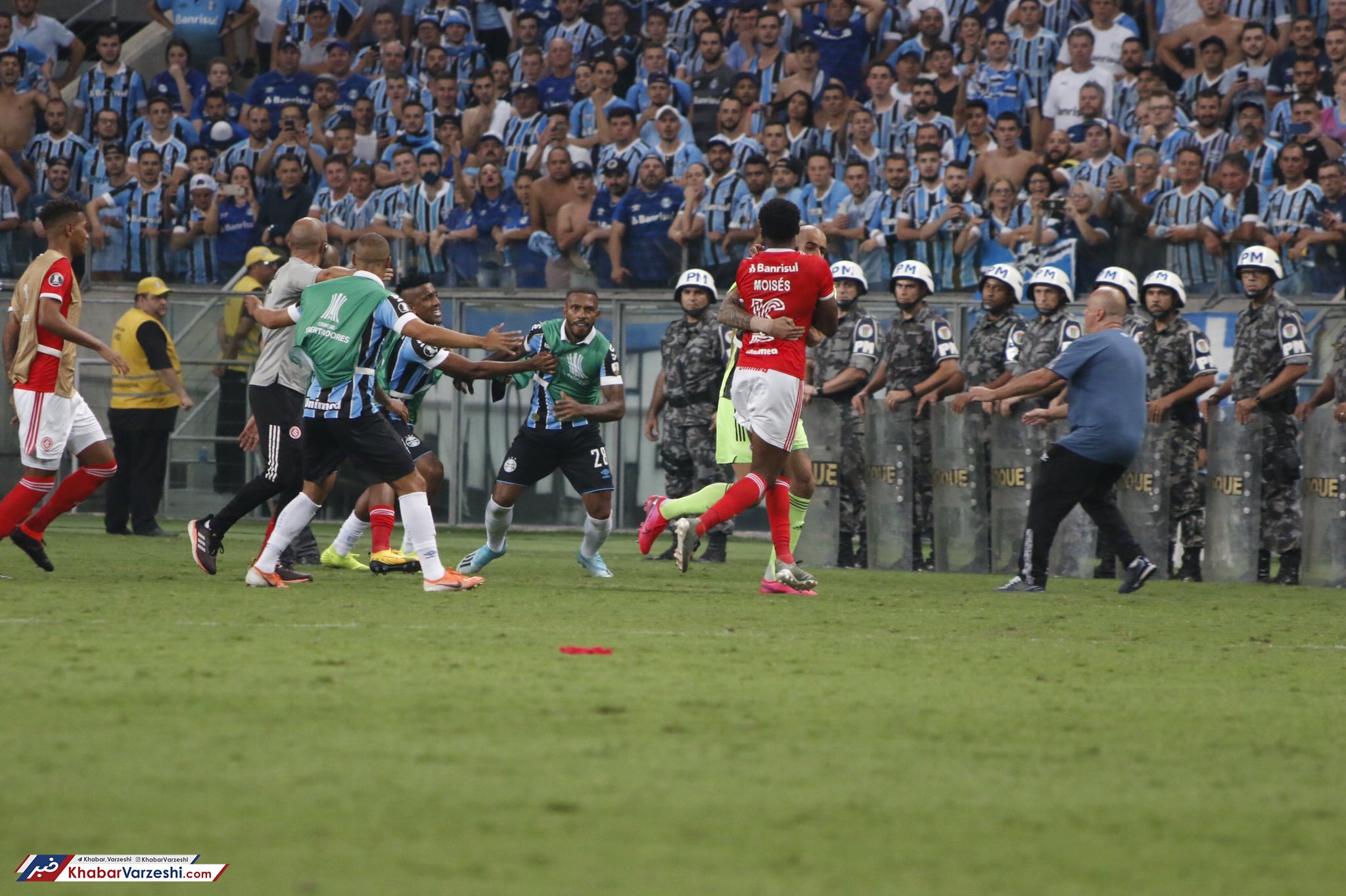 تصاویر| جنگ واقعی در فوتبال به سبک آمریکای جنوبی!