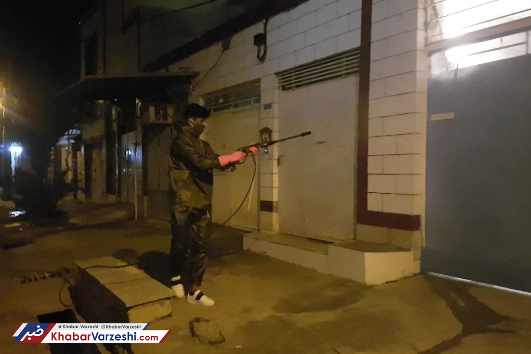 عکس| ضدعفونی کردن معابر بوشهر توسط مهاجم تیم ملی