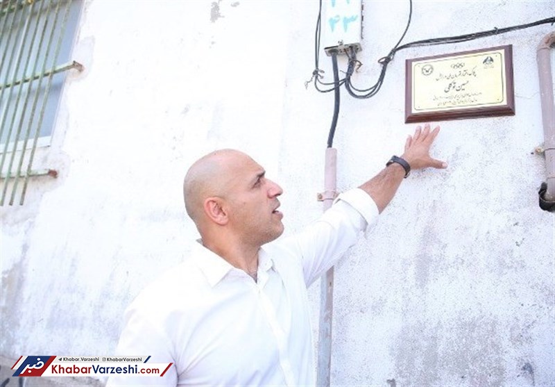 نصب تابلوی افتخار آفرینان المپیک بر سردر منزل آن‌ها