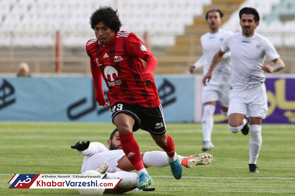 هافبک پرویی تراکتور به بازی با استقلال نرسید