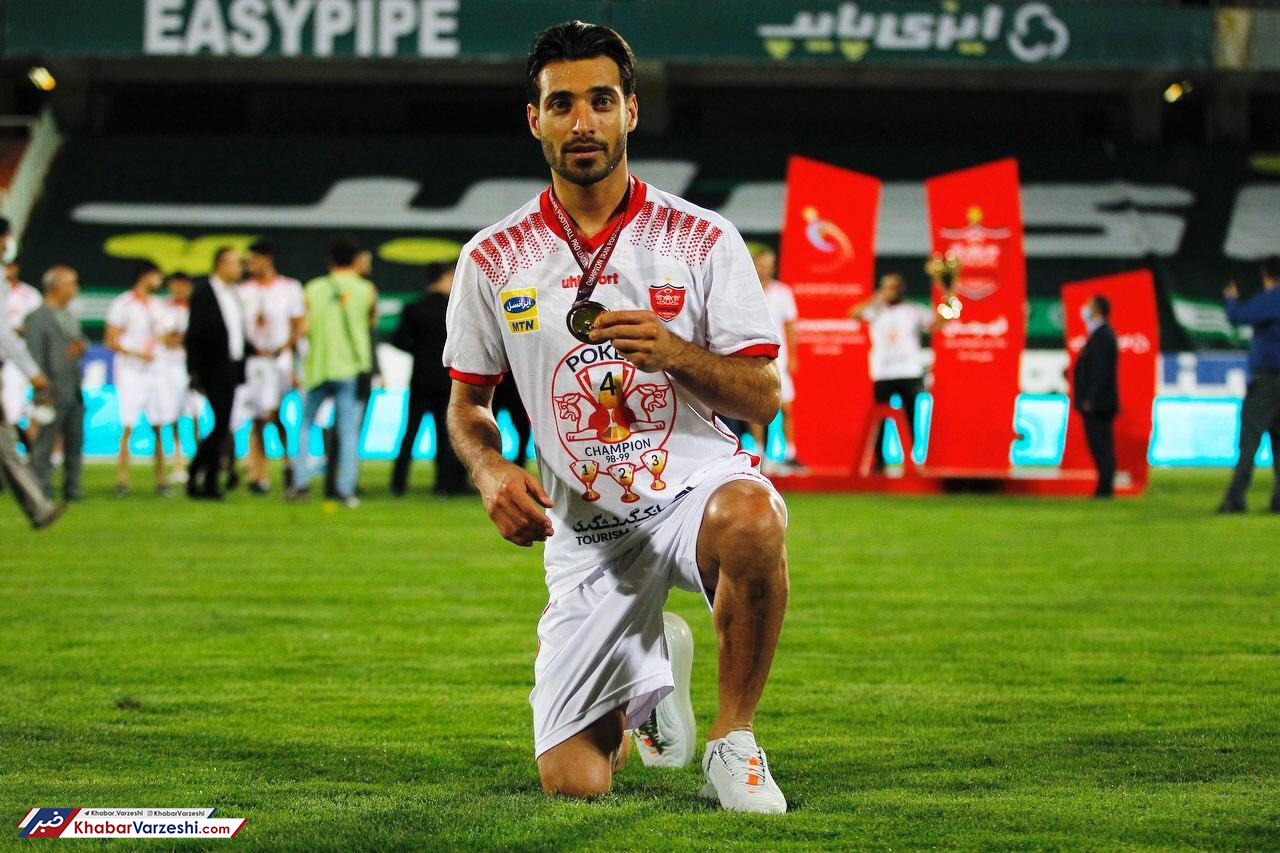 عکس| شجاع خلیل‌زاده جام قهرمانی را به خانه برد