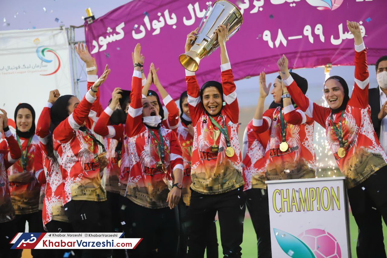 گزارش تصویری|جشن قهرمانی تیم فوتبال بانوان شهرداری بم در لیگ برتر بانوان