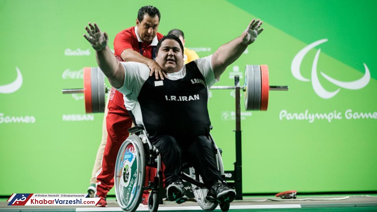 اهدای لوازم شخصی سیامند رحمان به موزه ملی ورزش