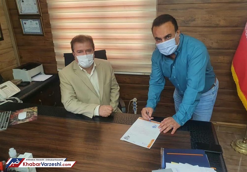 فرهاد قراردادش را سه ساله تمدید کرد